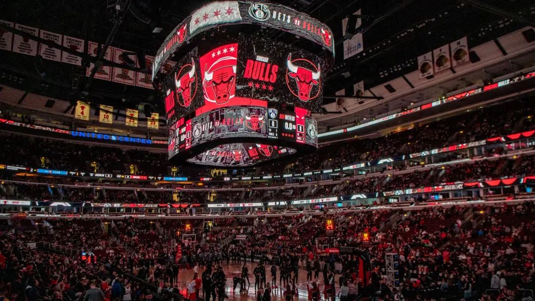 芝加哥公牛队主场获胜！qy千亿球友会机械吊斗屏在NBA赛事大放异彩