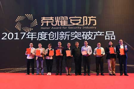 qy千亿球友会小间距荣获年度创新、明星产品奖