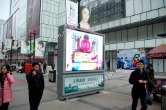 qy千亿球友会广告屏成都步行街登台,将靓丽进行到底