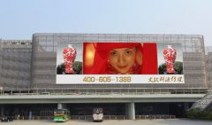 qy千亿球友会超大型户外广告屏群矗立国门